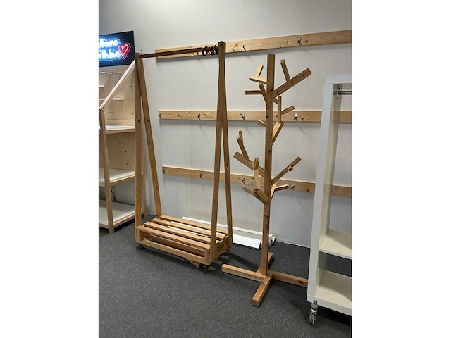 Diverse houten winkelrekken/displays (6x) waaronder voorzien van verlichting, waaronder afmeting circa 100 x 60 x 230cm, 97 x 40 x 194cm, 150 x 39 x 160cm - afbeelding 4 van  6