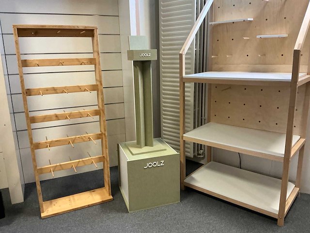 Diverse houten winkelrekken/displays (6x) waaronder voorzien van verlichting, waaronder afmeting circa 100 x 60 x 230cm, 97 x 40 x 194cm, 150 x 39 x 160cm - afbeelding 6 van  6