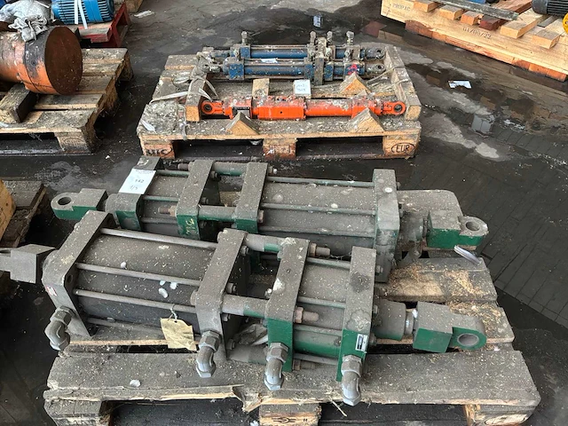Diverse hydraulische cilinders - afbeelding 1 van  6