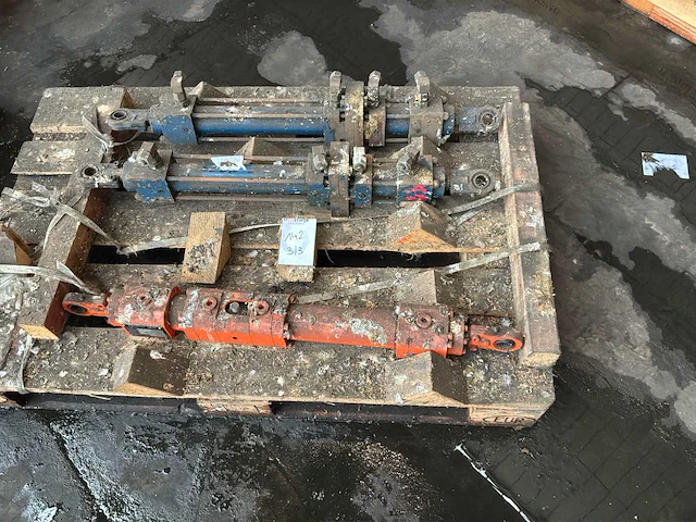 Diverse hydraulische cilinders - afbeelding 3 van  6