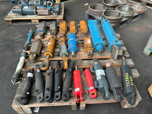 Diverse hydraulische cilinders - afbeelding 1 van  7