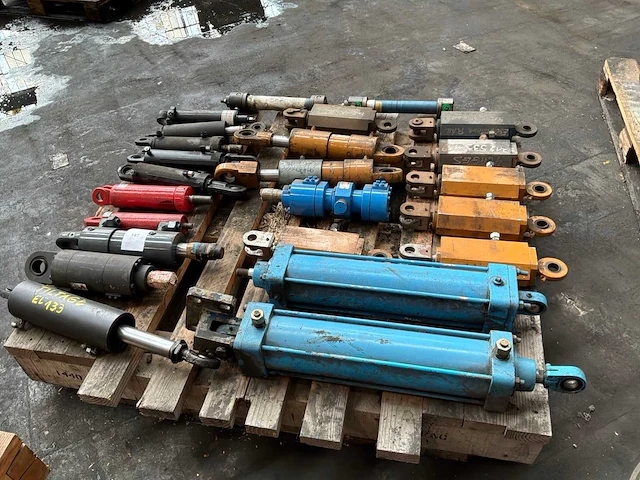 Diverse hydraulische cilinders - afbeelding 2 van  7