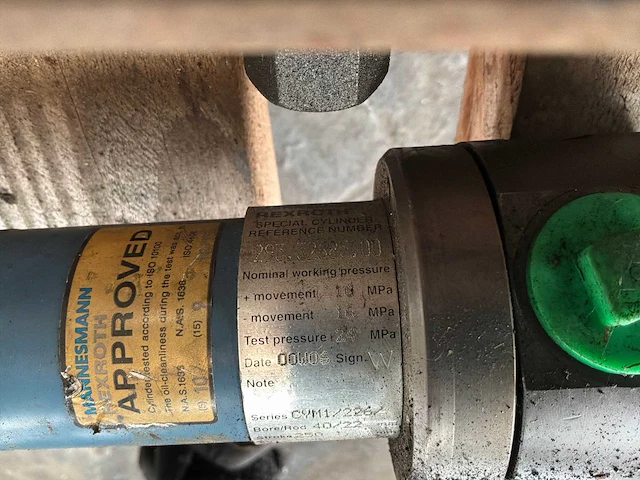 Diverse hydraulische cilinders - afbeelding 6 van  7