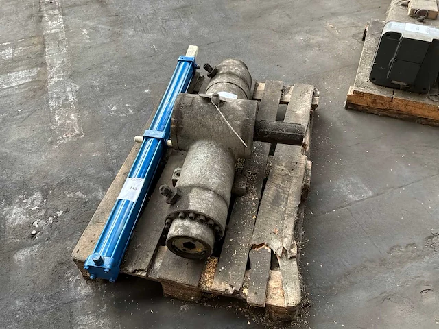 Diverse hydraulische cilinders - afbeelding 1 van  2