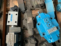 Diverse hydraulische kleppen en toebehoren - afbeelding 2 van  25