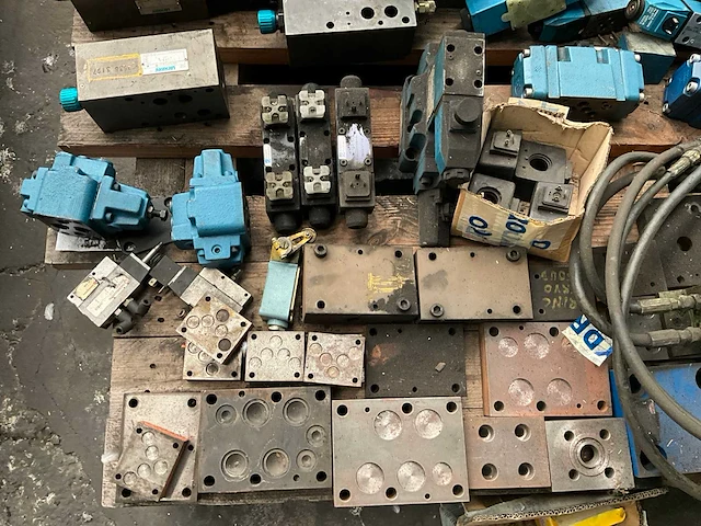 Diverse hydraulische kleppen en toebehoren - afbeelding 3 van  25