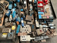 Diverse hydraulische kleppen en toebehoren - afbeelding 5 van  25