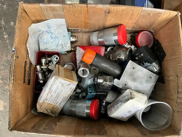 Diverse hydraulische kleppen en toebehoren - afbeelding 7 van  25