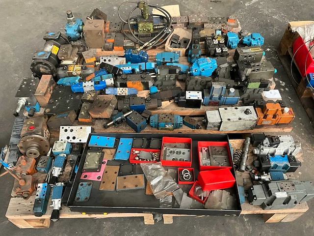 Diverse hydraulische kleppen en toebehoren - afbeelding 12 van  25