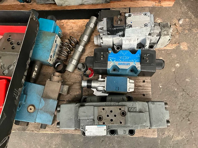 Diverse hydraulische kleppen en toebehoren - afbeelding 19 van  25