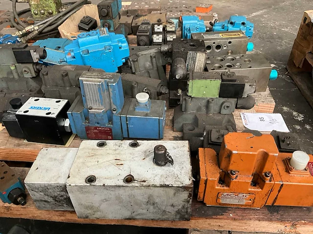 Diverse hydraulische kleppen en toebehoren - afbeelding 22 van  25