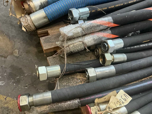 Diverse hydraulische leidingen - afbeelding 2 van  11