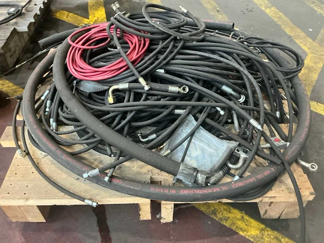 Diverse hydraulische leidingen - afbeelding 1 van  9