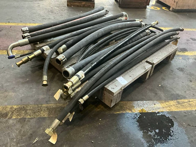 Diverse hydraulische leidingen - afbeelding 2 van  9