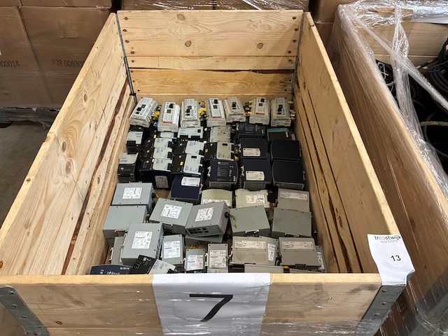 Diverse industriële componenten - afbeelding 1 van  6