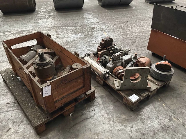Diverse industriële componenten - afbeelding 1 van  3