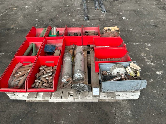 Diverse industriële onderdelen - afbeelding 1 van  2
