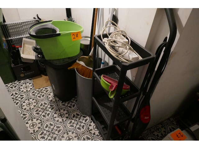 Diverse items deel 1 ( inhoud opbergruimte ) - afbeelding 1 van  5