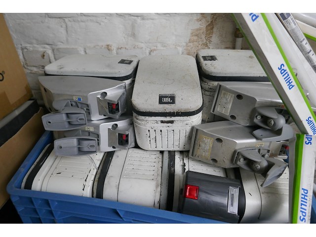 Diverse items kelder - afbeelding 2 van  4