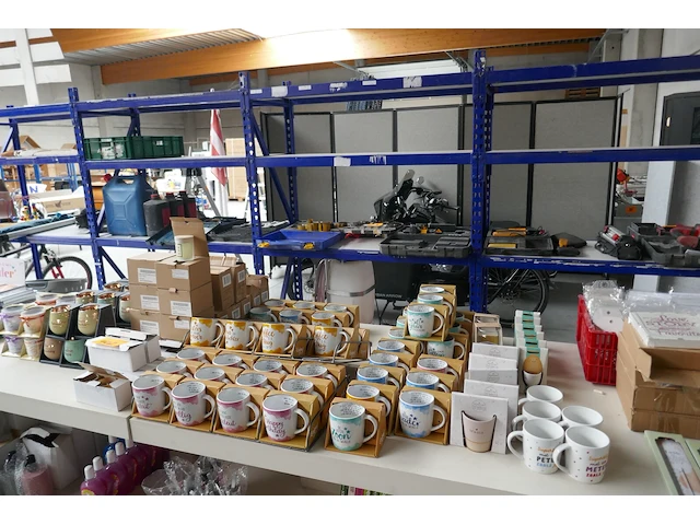 Diverse items souvenierwinkel deel 1 - afbeelding 1 van  18