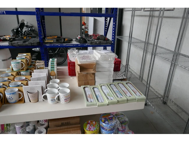 Diverse items souvenierwinkel deel 1 - afbeelding 11 van  18