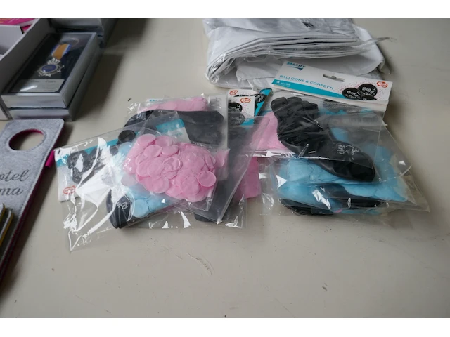 Diverse items souvenierwinkel deel 1 - afbeelding 15 van  18