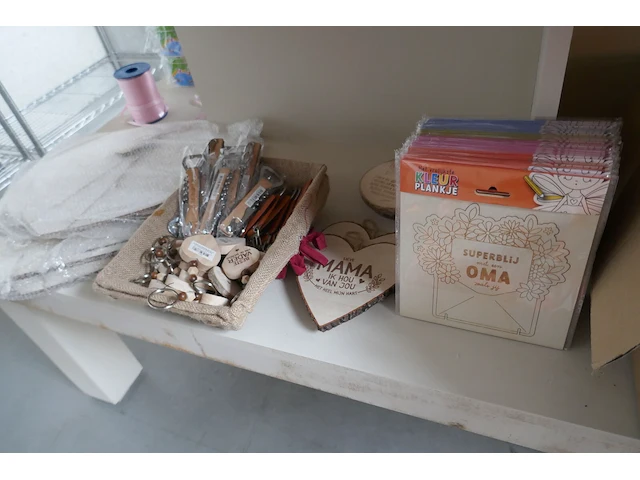 Diverse items souvenierwinkel deel 2 - afbeelding 2 van  10