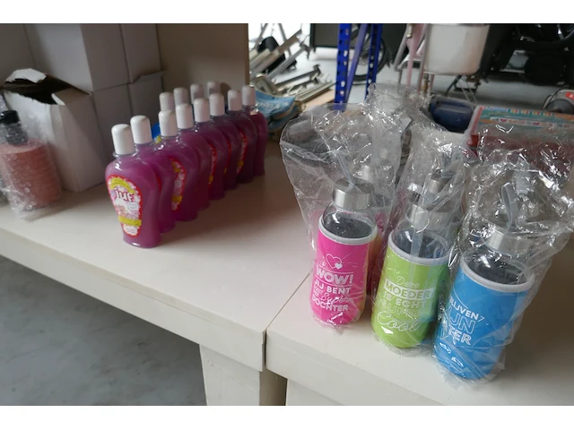 Diverse items souvenierwinkel deel 2 - afbeelding 6 van  10