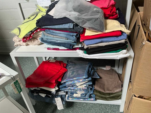 Diverse jongens en meisjeskledij en damesbroeken - afbeelding 2 van  6