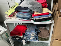 Diverse jongens en meisjeskledij en damesbroeken - afbeelding 2 van  6