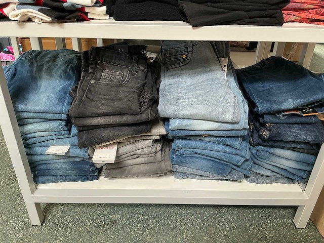 Diverse jongens en meisjeskledij en damesbroeken - afbeelding 14 van  17