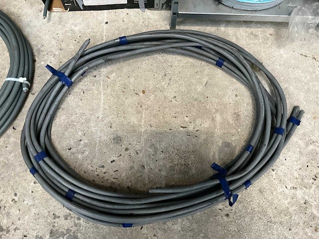 Diverse kabels en buizen (8x) - afbeelding 5 van  11