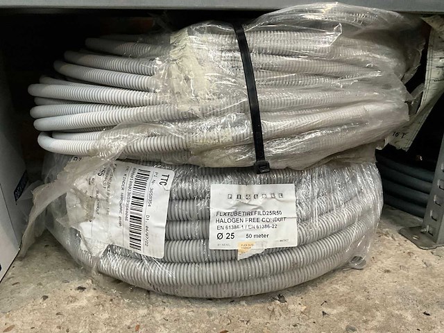 Diverse kabels en buizen (8x) - afbeelding 9 van  11