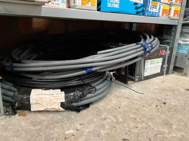 Diverse kabels en buizen (8x) - afbeelding 2 van  11