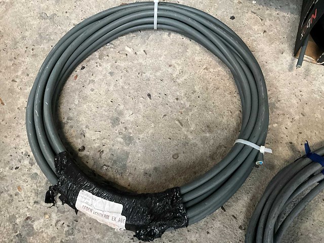 Diverse kabels en buizen (8x) - afbeelding 6 van  11