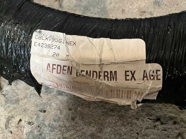 Diverse kabels en buizen (8x) - afbeelding 7 van  11