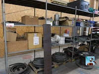 Diverse kabels en schakelkasten