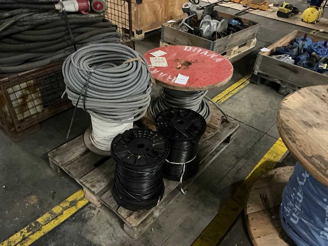 Diverse kabels - afbeelding 1 van  4