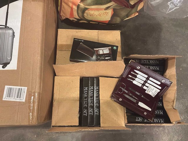 Diverse kartonnen met accessoires (12x) - afbeelding 3 van  4