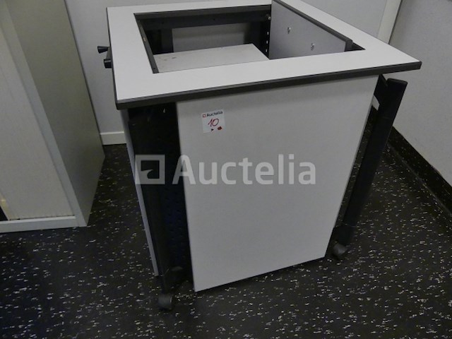 Diverse kasten en tafels - afbeelding 1 van  11