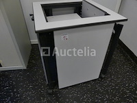 Diverse kasten en tafels