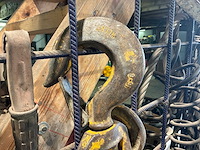 Diverse kettingen, haken en steunbokken - afbeelding 4 van  12