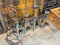 Diverse kettingen, haken en steunbokken - afbeelding 6 van  12