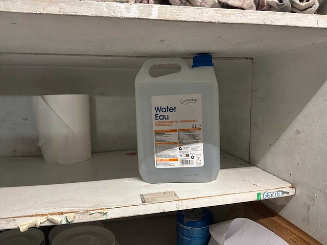 Diverse keukentoestellen, zeepdispensers en poetsmateriaal - afbeelding 3 van  16
