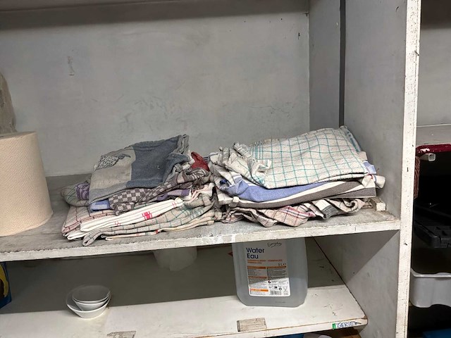 Diverse keukentoestellen, zeepdispensers en poetsmateriaal - afbeelding 5 van  16