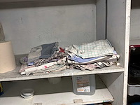 Diverse keukentoestellen, zeepdispensers en poetsmateriaal - afbeelding 5 van  16
