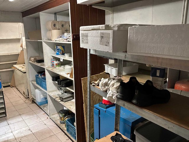 Diverse keukentoestellen, zeepdispensers en poetsmateriaal - afbeelding 1 van  16