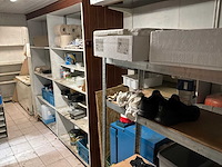Diverse keukentoestellen, zeepdispensers en poetsmateriaal - afbeelding 1 van  16