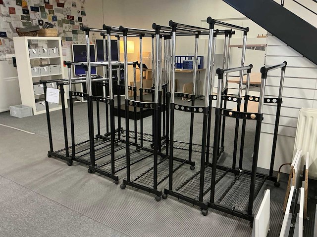 Diverse kledingrekken (10x) - afbeelding 1 van  5