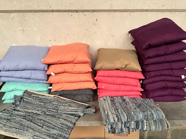 Diverse kleuren sierkussens (27x) - afbeelding 1 van  8